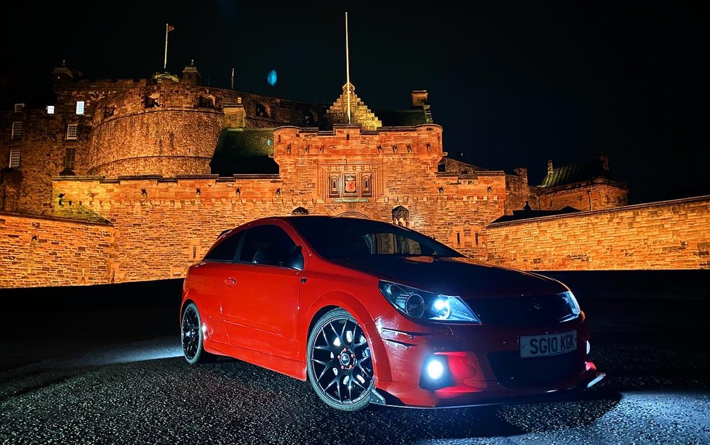 scoobyjaim555's tweet photo. Last night was amazing! Went out with the boys up to Edinburgh Castle to take snaps of their cars. https://t.co/Zhi8Tj4ELk