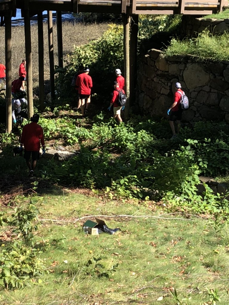 @SHUHockey out in the community helping to clean up the river @GreatRiver_Golf @SHUBigRed @sacredheartuniv #doingourpart