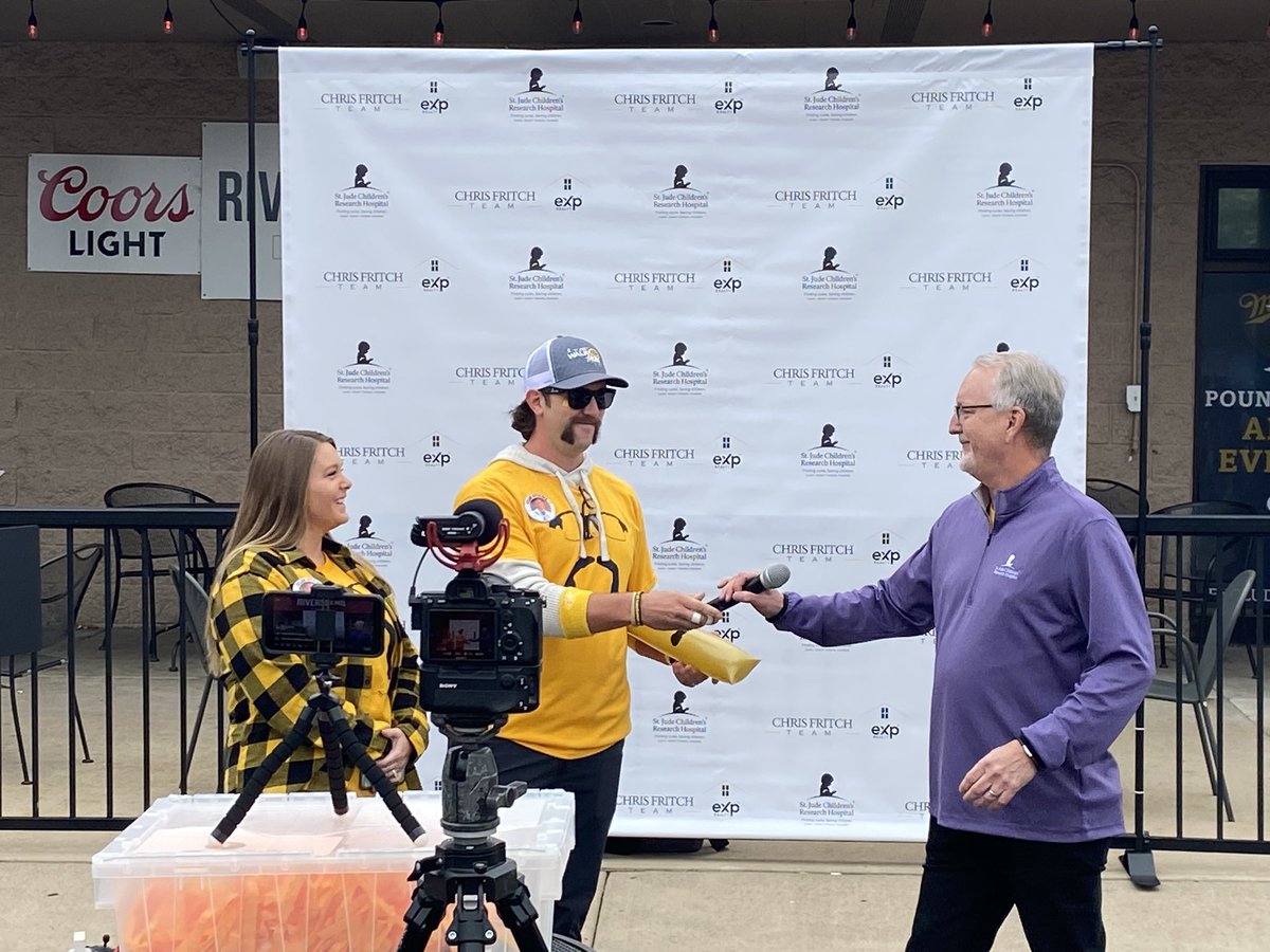 ISU_AL's tweet photo. So, yesterday after our virtual St. Jude Walk/Run amazing announcements, I asked if I could be a fan for a moment. I had @Biddies14 and @Dobnak_ sign my Dobnak Childhood Cancer Awareness T-shirt! #stjudewalkruntc #mntwins #greatlakesbatcompany #insightbrewing #forthekids https://t.co/QkMMDDY9eI