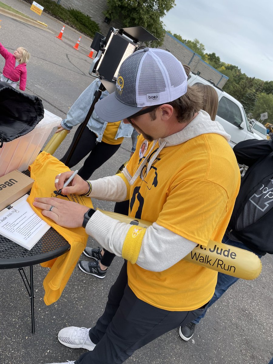 ISU_AL's tweet photo. So, yesterday after our virtual St. Jude Walk/Run amazing announcements, I asked if I could be a fan for a moment. I had @Biddies14 and @Dobnak_ sign my Dobnak Childhood Cancer Awareness T-shirt! #stjudewalkruntc #mntwins #greatlakesbatcompany #insightbrewing #forthekids https://t.co/QkMMDDY9eI