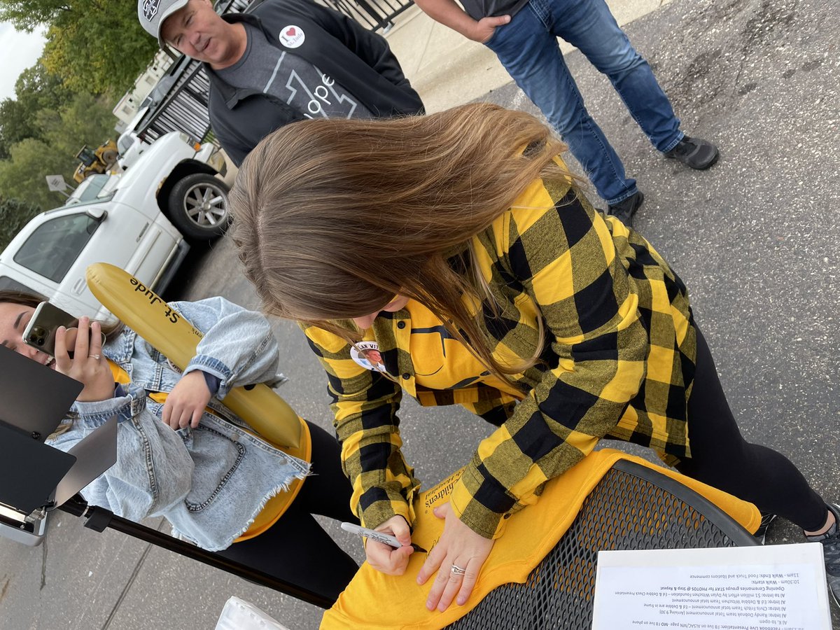 ISU_AL's tweet photo. So, yesterday after our virtual St. Jude Walk/Run amazing announcements, I asked if I could be a fan for a moment. I had @Biddies14 and @Dobnak_ sign my Dobnak Childhood Cancer Awareness T-shirt! #stjudewalkruntc #mntwins #greatlakesbatcompany #insightbrewing #forthekids https://t.co/QkMMDDY9eI