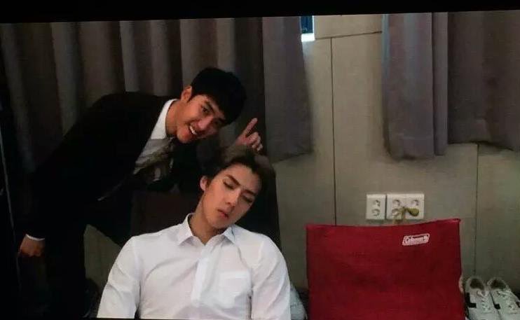 ELLE12 9412 8812 แด่ EXO 9 คนผู้เป็นนิรันดร์ tweet media