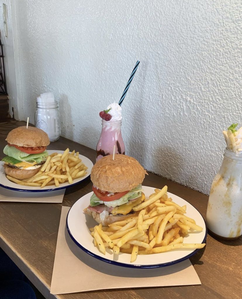 NGT48_Tsugumin's tweet photo. 倫実さんのinstagramが更新されました🍔☕️

万代のハンバーガー屋さんについて投稿されています🧸
https://t.co/UBgqSY930s

ボリューム満点でとても美味しそうですね😋

是非皆さんもチェックをお願いします🎀

#小熊倫実
#新潟カフェ
#万代カフェ
#レザートランプキッチン
#leathertrampkitchen https://t.co/Oac7JPtNyu
