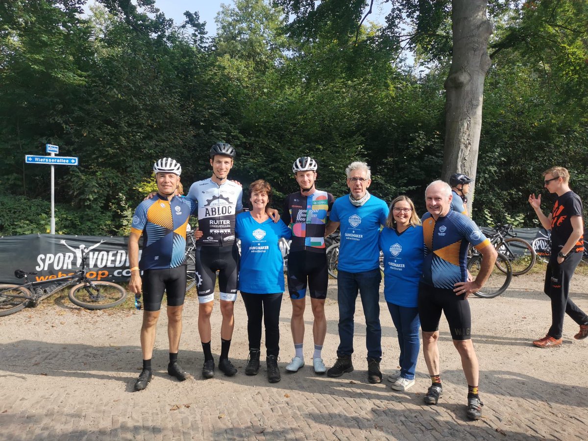 🚴‍♂️Samen met m’n zonen Ruud en Tim deelgenomen aan de Strade Bianche Gijs Verdick😢memorial. Ook Adriaan Janssen, Stephan Bakker en Mick en Sara Bell namen deel. Ook zij waren aanwezig in de Carpathia Race 5 jaar geleden. Reny en Adjo Verdick stonden bij de eerste verzorging👏