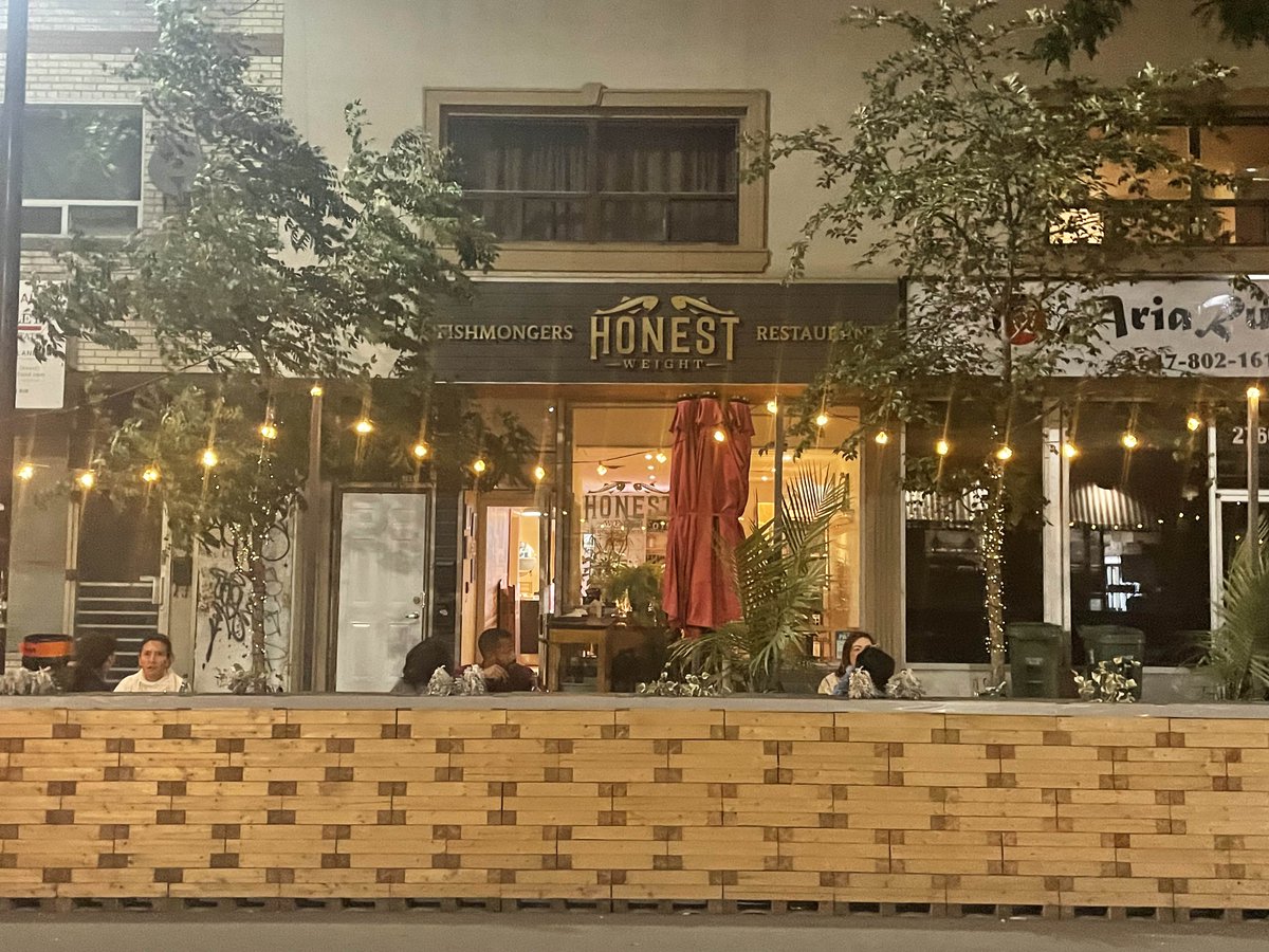 GRIPMetalTech's tweet image. Nothing beats the comfort of dining outdoors. Let GRIPBlock provide comfort and security with strong and sustainable walls while you enjoy your next dining experience. Check out our setup at @honest_weight the next time you're looking for a great place for dinner. Link in bio!