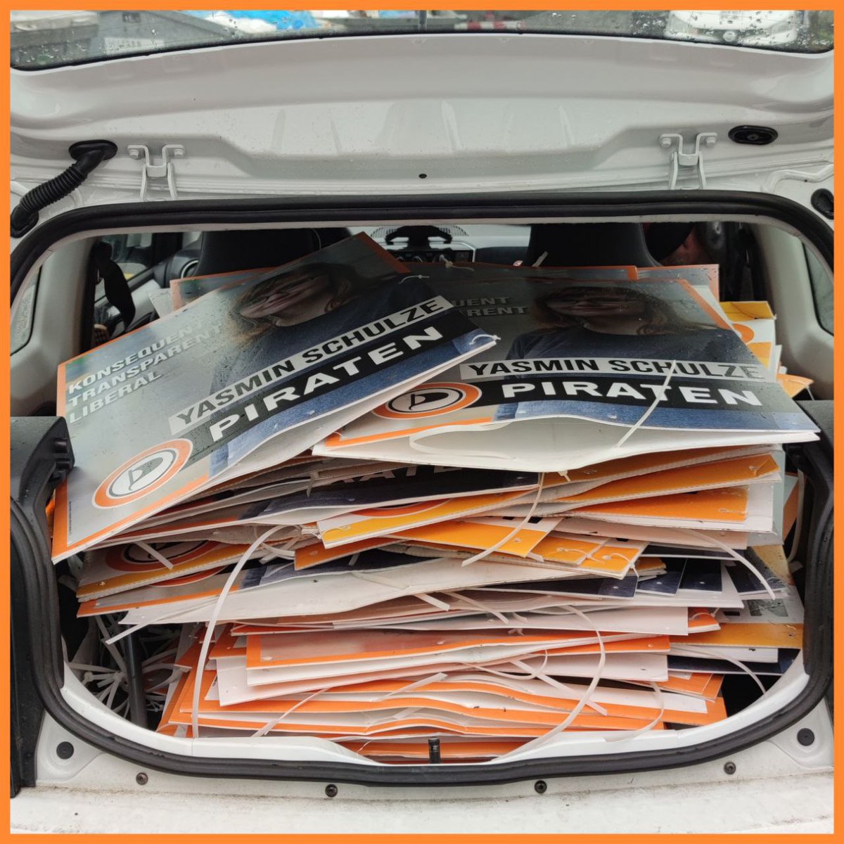 Kofferraum mit Wahlplakaten der Piratenpartei