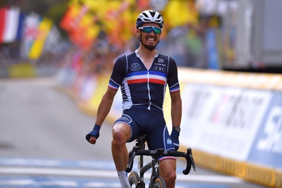 Two in a row! What a race, what a winner: @alafpolak wins a fantastic World Championship and reclaims the most beautiful jersey in cycling. 🌈🥇
#Flanders2021