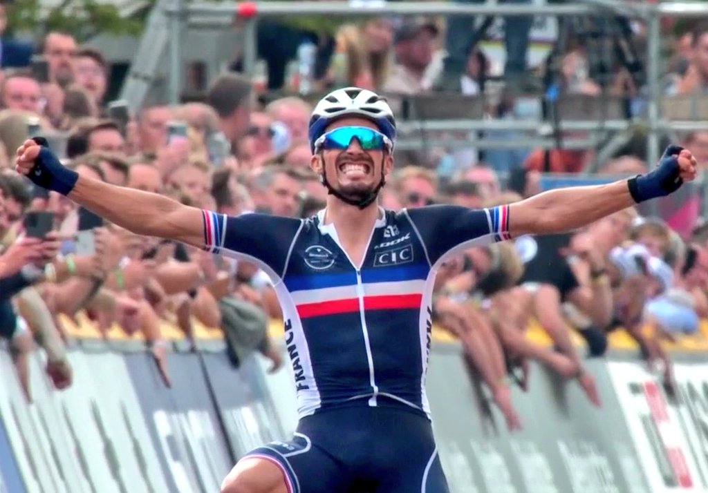 mario_sabato's tweet photo. Magnífico, excepcional, majestuoso Julian Alaphilippe para coronarse bicampeón mundial de Ruta Elite! Con un enorme trabajo de su selección de Francia con ataques a 180k de meta, el defensor del título lo buscó unas 5 veces hasta que se fue en soledad cuando quedaban 17k! 👏👏 https://t.co/gSkgW6CRgw