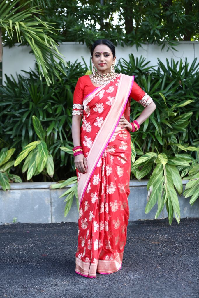 ItsSumaKanakala's tweet photo. Styled by @impriyankasahajananda
Beautiful Jewelry from @manepallyjewellers_
Saree @brandmandir
Blouse @akruthi_label
MUA @makeupby_sathya
Hair by @ramesh_makeupstudio

#Suma #SumaKanakala
#AnchorSuma #ootd #sareediaries #sareelove #saree #styledbypriyankasahajananda https://t.co/FbkRPtmIuN