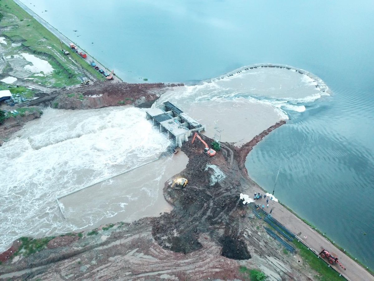 StTonkub's tweet image. พอมีปัญหาเรื่องเขื่อนแตก ปัญญาที่คิดได้ก็คือบอกว่าน้ำล้น อะมึงดูสภาพละกันแตกหรือล้น #ผนงรจตกม