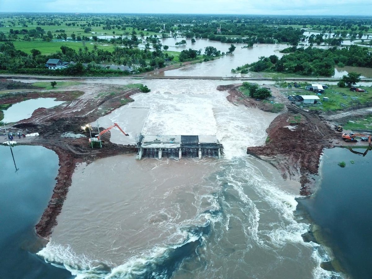 StTonkub's tweet image. พอมีปัญหาเรื่องเขื่อนแตก ปัญญาที่คิดได้ก็คือบอกว่าน้ำล้น อะมึงดูสภาพละกันแตกหรือล้น #ผนงรจตกม