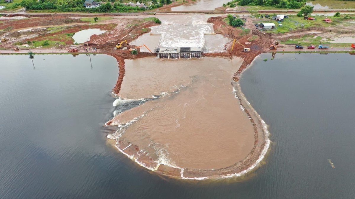 StTonkub's tweet image. พอมีปัญหาเรื่องเขื่อนแตก ปัญญาที่คิดได้ก็คือบอกว่าน้ำล้น อะมึงดูสภาพละกันแตกหรือล้น #ผนงรจตกม