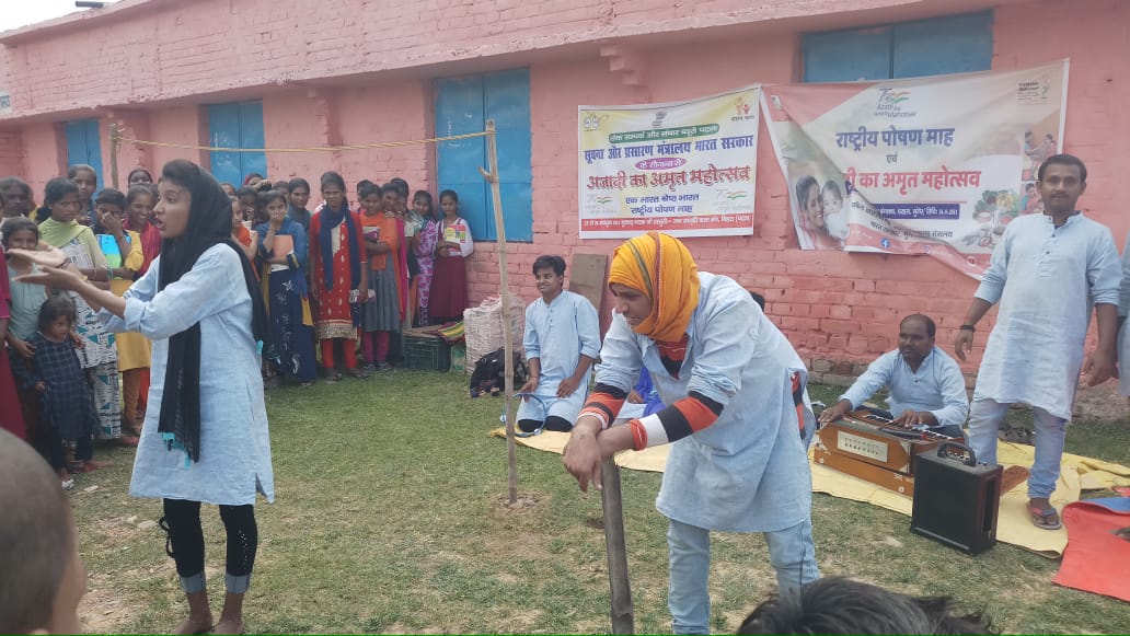 PIB_Patna's tweet photo. #POSHANMaah2021 के अवसर पर @BOC_MIB के @MungerFob द्वारा आज #मुंगेर के #धरहरा प्रखंड में स्कूली छात्राओं के बीच पोषण चित्रांकन प्रतियोगिता का किया गया आयोजन। साथ ही नुक्कड़ नाटक व सांस्कृतिक कार्यक्रम के माध्यम से भी आमजनों से बीच पोषण को लेकर जागरूकता फैलाने का प्रयास किया गया। https://t.co/yzKmOOAWvj