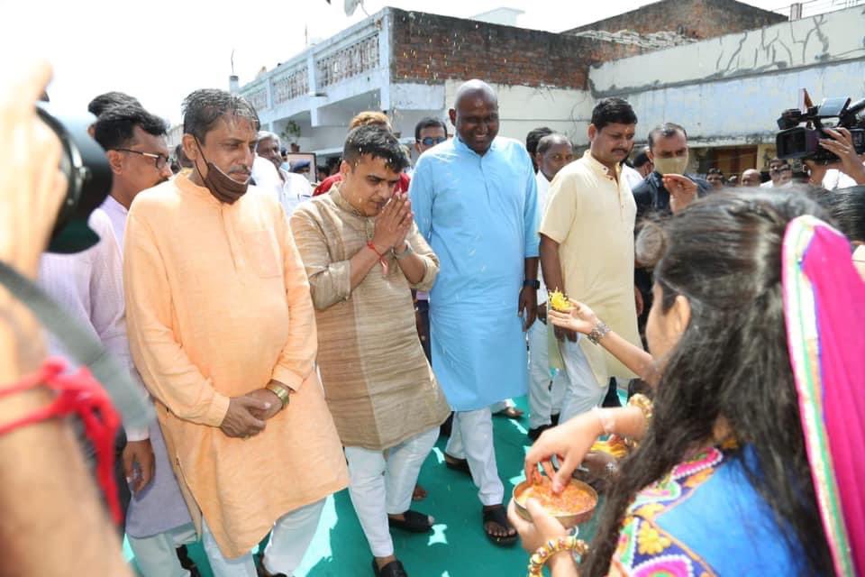 DarshakThakar's tweet photo. શ્રી @iArvindpatelBJP જી, શ્રી શંભુજી ઠાકોરજી, કોર્પોરેશનના દંડક શ્રી અરૂણસિંહ રાજપૂતજી, શહેર ભાજપ મહામંત્રી શ્રી જીતુભાઇ પટેલજી, ઉપપ્રમુખ શ્રી @KaushikJainBJP જી, સંઘના આગેવાન શ્રી ચિરાગભાઈ શાહજી તથા કાર્યકર્તાશ્રીઓ ઉપસ્થિત રહ્યા. (2/2) https://t.co/7qdXxX2iKQ