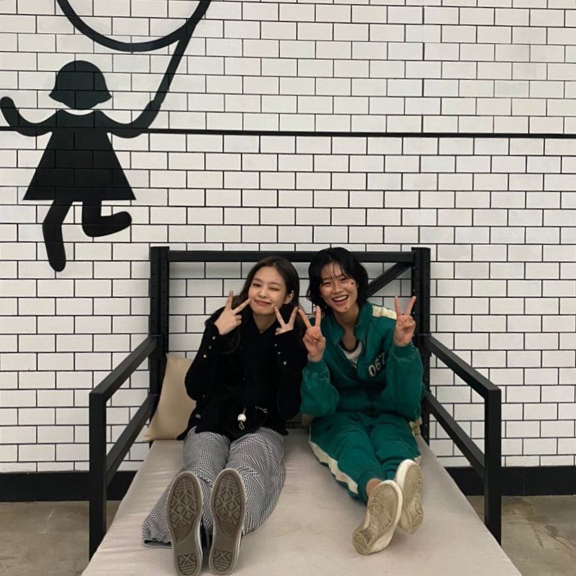 blackpinkbabo's tweet photo. Jennie with Hoyeon 🥰 @Blackpink https://t.co/Frf0pauFj2