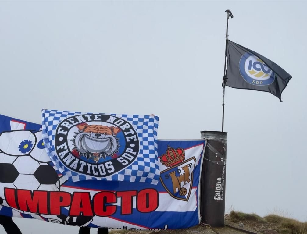 FrenteNorte1986's tweet photo. La bandera del centenario ya ondea en el punto más alto del Bierzo,desde donde nos guiará en esta temporada histórica, de la @SDP_1922, @FrenteNorte1986, @ImpactoBlanquia
#100AñosDeportiva https://t.co/LoHjF3bF9F