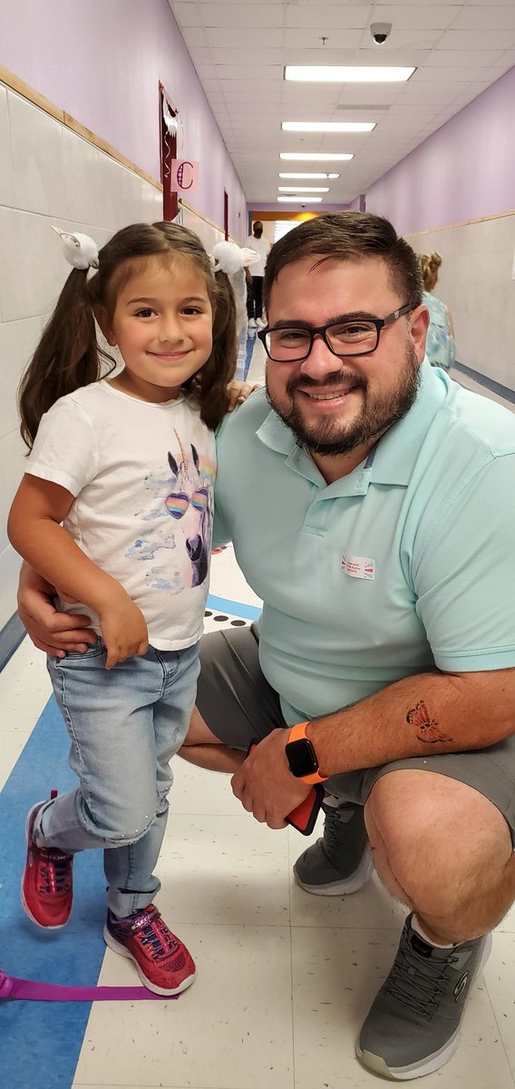 ClaseDeMrsCinco's tweet photo. Donuts with Dad was a huge success! Thank you for showing up! Gracias a Todos! 
#EagleSOAR #FRES117 #ChargerNation #FresEaglesPTA https://t.co/H1UGLbqU8e
