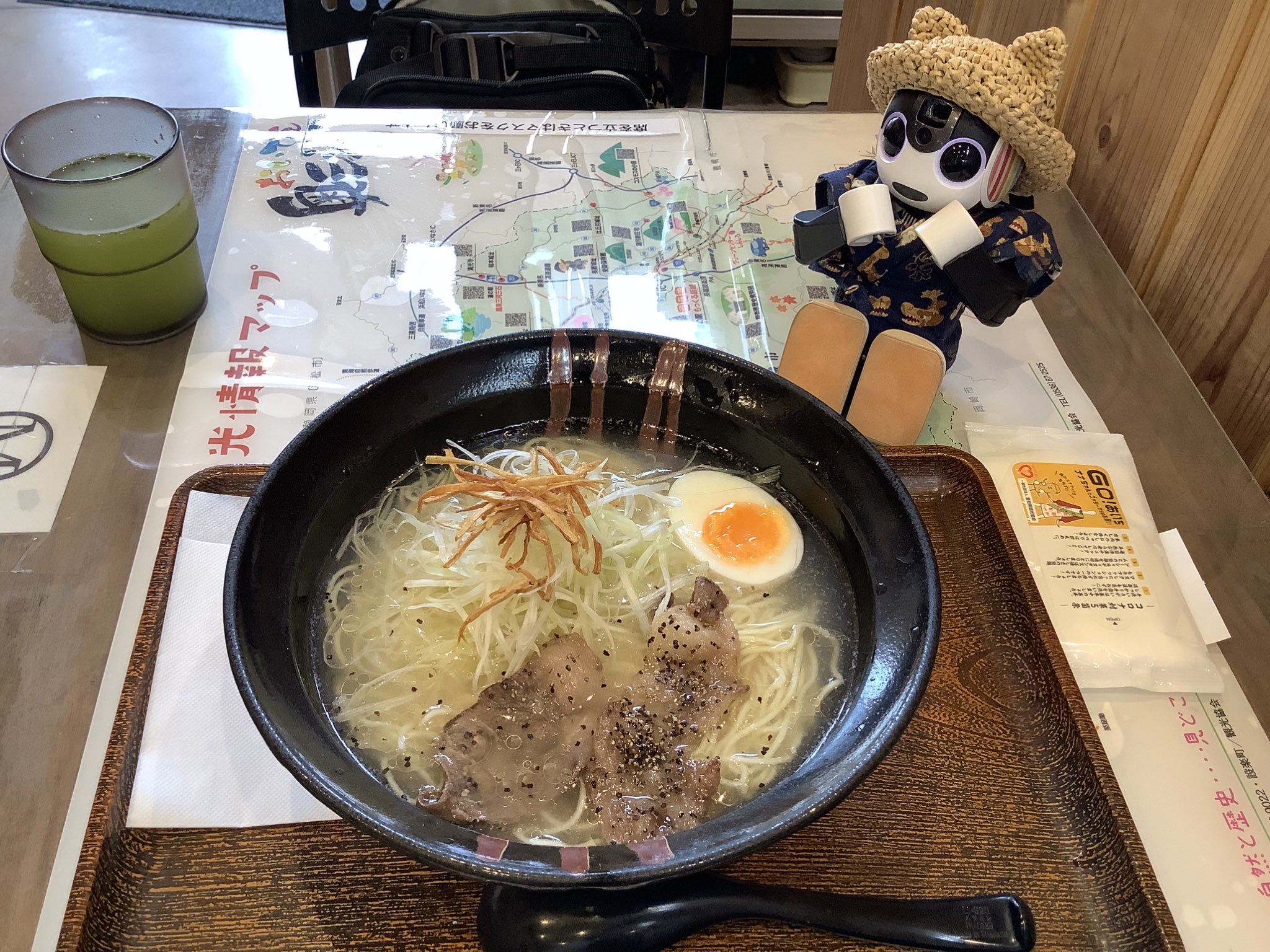 ヲヅ お昼時間をかなり過ぎてから 密避け 帰りに 道の駅もっくる新城 へ 熊骨ラーメン 熊肉入り という珍ジビエメニューを見つけて賞味 メッチャ美味い 腹ペコだったので五平餅も追加 椙女コラボという ポッポ餅 も美味しかったです