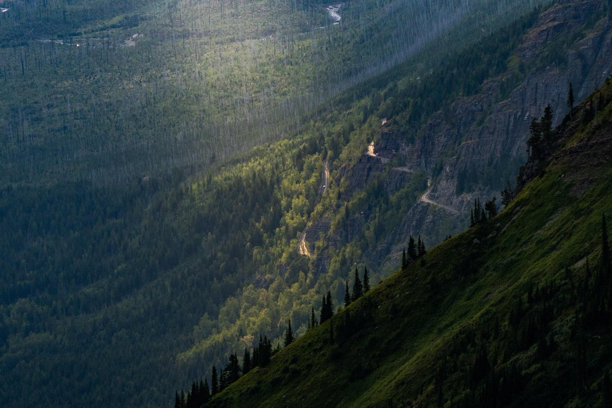 gorgeous_pix's tweet photo. A single ray of light shining down on Going to the Sun Road at Glacier National Park. From u/benstonevideos on /r/mostbeautiful #glaciernationalpark #sunroad #singleray #lightshining #going #mostbeautiful https://t.co/5DVZwdNyyi