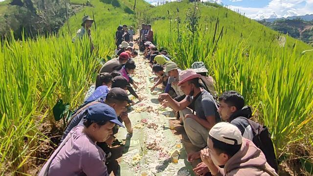 mizoraminsta's tweet photo. Lo zawh ni
Location: Chhingchhip, Mizoram.
Pic credit 📷 @carlito_manun
#feast #lunch #luncheon #lozo #lozawhni #farmer #farmers #celebration #mizoram #mizoraminsta #northeastIndia #farmerlife #cultivationsite #shiftingcultivation #cultivator #rurallife #villagelife #cultivation https://t.co/Vra2B7xmHm