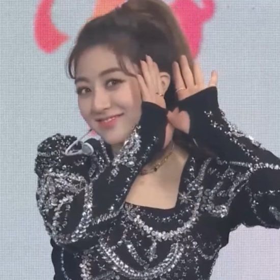 JIHYOLOOKS's tweet photo. you’re deeply in love with park jihyo https://t.co/wStlMefsC9