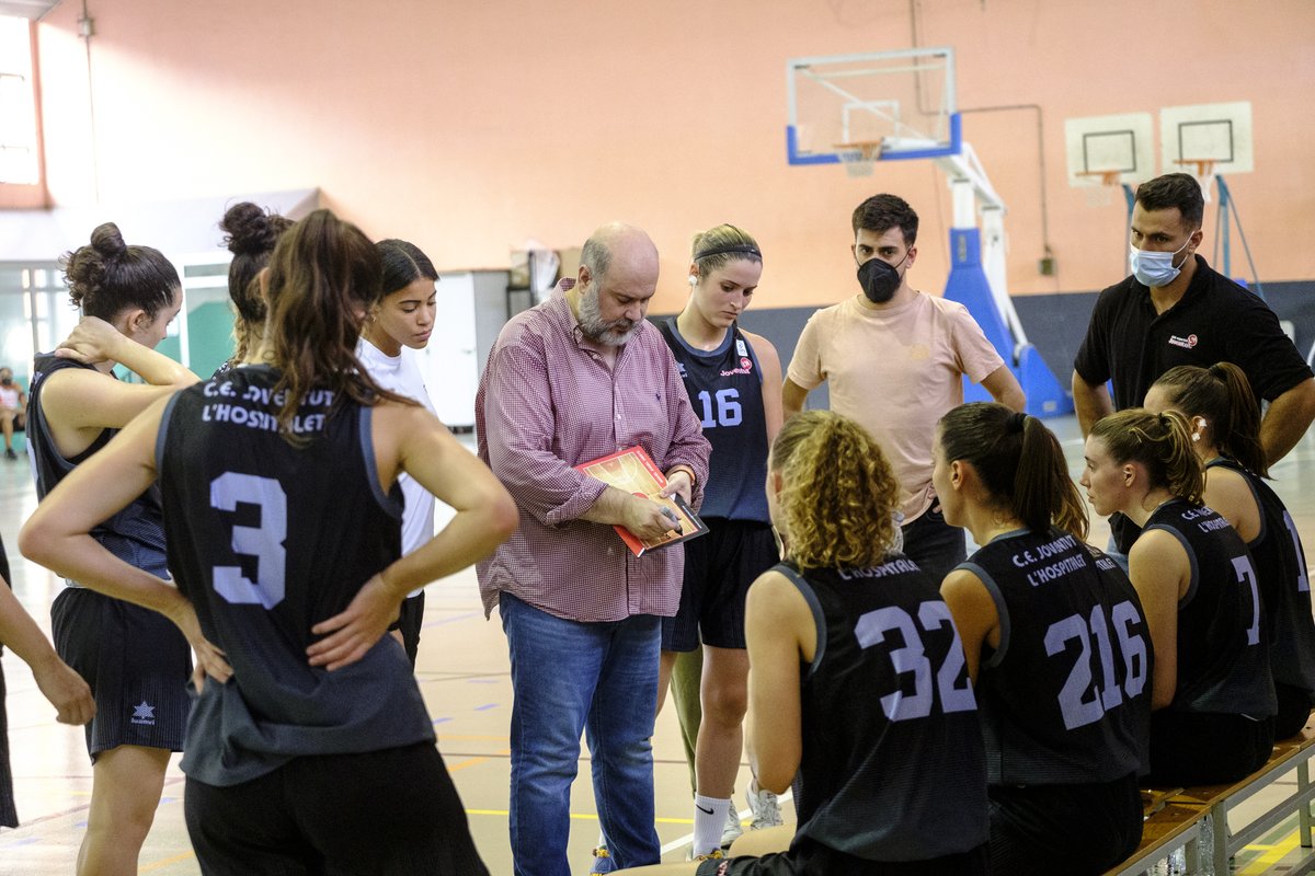 LHenJoc's tweet photo. 🏀 BÀSQUET | El @CEJLHospitalet s'estrena amb victòria a la #copacatbq femenina.

⚫️ L'equip de @loberano supera al @CNTerrassabkt per 70-45.

🔵 A la #copacatbq masculina, el @basquetaese_ també suma un triomf (51-47 davant el Ciutat Vella).

👉 https://t.co/wlxqW6QUO6 https://t.co/3ltXCEtc5X
