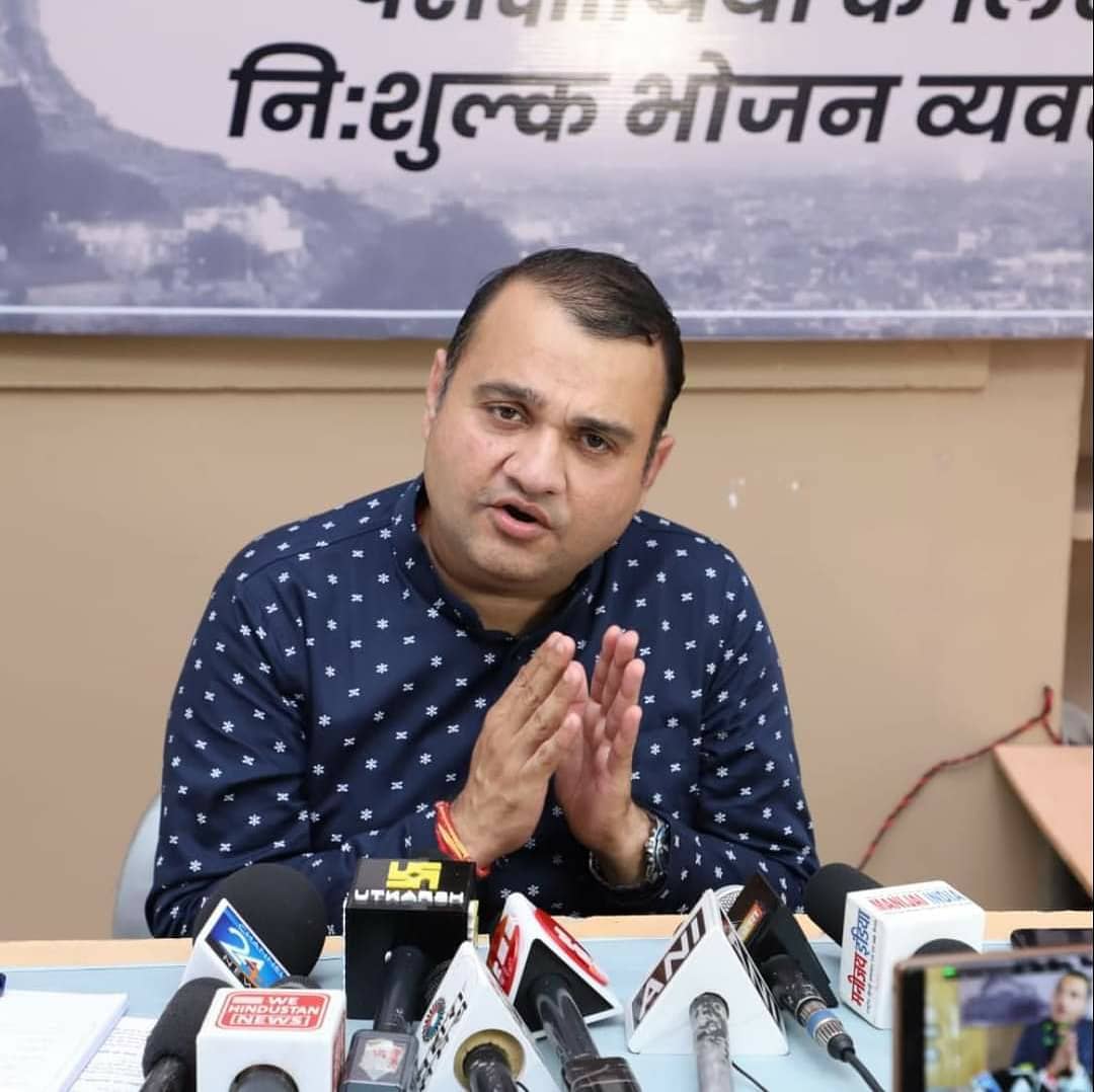 NirmalUtkarsh's tweet photo. #REET
 #60_हजार_भोजन_पैकेट्स 
पहली पारी में कई विद्यार्थी अनुपस्थित रहे तो कई सेंटरों पर दूसरी पारी के विद्यार्थियों को भी उनकी परीक्षा से पूर्व भोजन वितरण किया। जोधपुर नगर निगम क्षेत्र के अलावा ग्रामीण क्षेत्र के भी कई विद्यालयों में भोजन उपलब्ध कराया। (1/3) https://t.co/r2OD4g55Qo