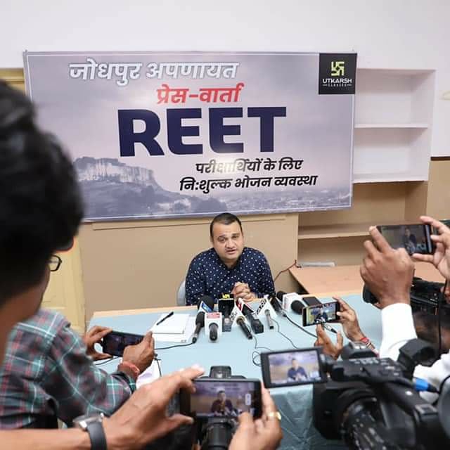 NirmalUtkarsh's tweet photo. #REET
 #60_हजार_भोजन_पैकेट्स 
पहली पारी में कई विद्यार्थी अनुपस्थित रहे तो कई सेंटरों पर दूसरी पारी के विद्यार्थियों को भी उनकी परीक्षा से पूर्व भोजन वितरण किया। जोधपुर नगर निगम क्षेत्र के अलावा ग्रामीण क्षेत्र के भी कई विद्यालयों में भोजन उपलब्ध कराया। (1/3) https://t.co/r2OD4g55Qo