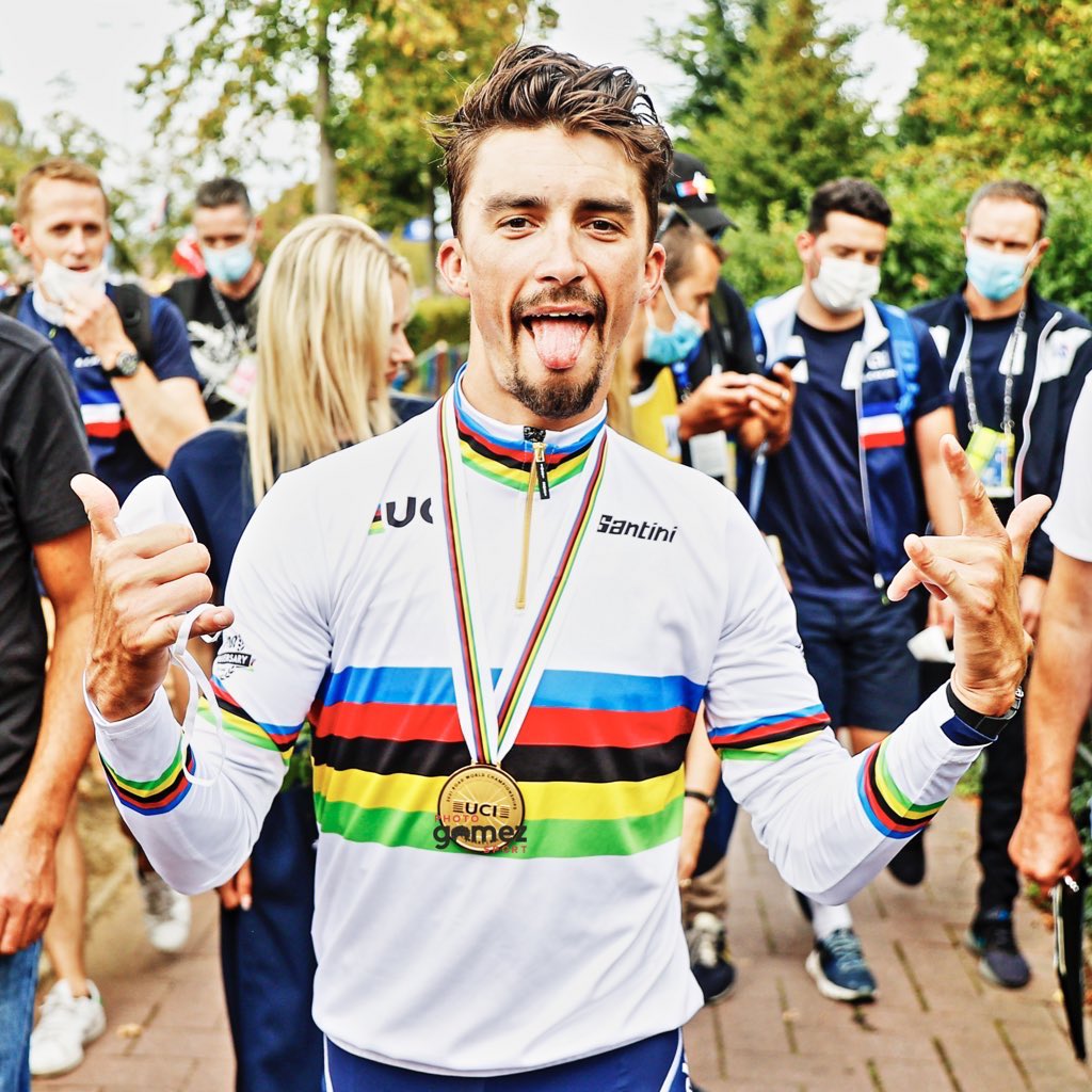 PhotoGomezSport's tweet photo. Recién proclamado campeón del mundo, pero sigue siendo el mismo con los mismos 🌈
¡Increíble carrera! #Flanders2021

🤘🏽😝🤘🏽 https://t.co/s3VYhZaKqP