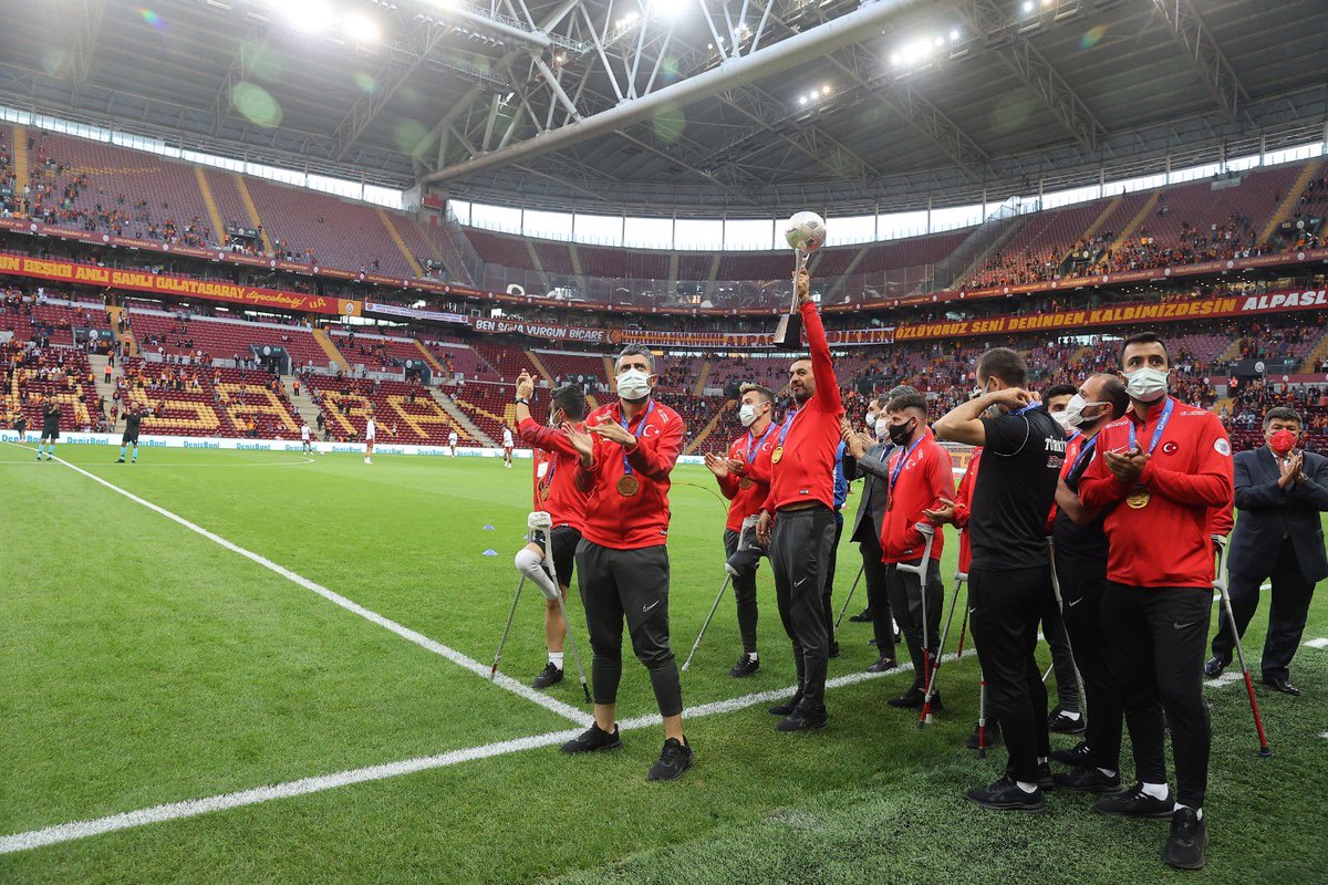 🇹🇷 🏆 Ali Sami Yen Spor Kompleksi’nde taraftarımızla buluşan Avrupa Ampute Futbol şampiyonu millilerimize, İkinci Başkanımız Ali Polat Bengiserp plaket takdim etti.

SİZİNLE GURUR DUYUYORUZ! 👏