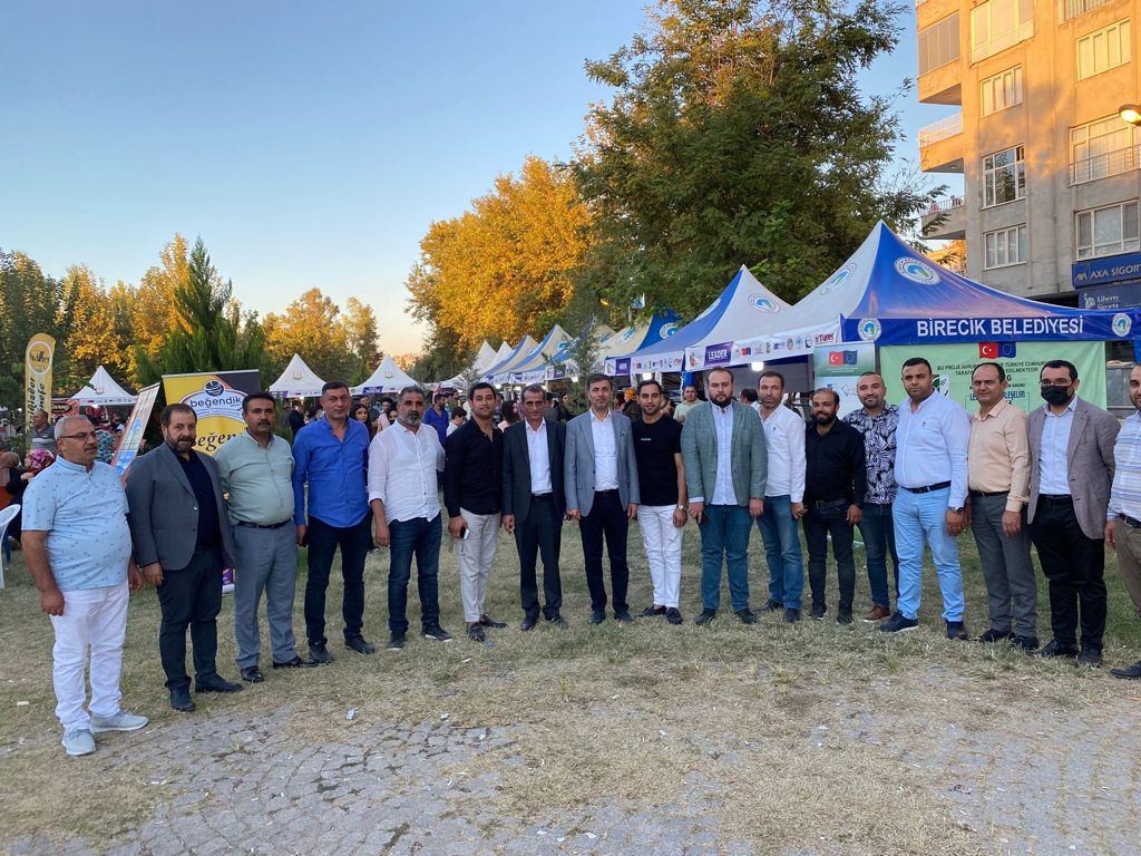 İl Başkanımız <a href="/abdkirikci/">Abdurrahman KIRIKÇI</a>, Birecik İlçe Başkanımız <a href="/vahapaktar/">Vahap AKTAR 🇹🇷</a> ve yönetim kurulumuzla, Birecik Belediyemiz tarafından düzenlenen Kültür ve Lezzetler Festivalini ziyaret ettiler. 
Standlarda ve festival alanında incelemelerde bulundular.

<a href="/erkankandemir/">Erkan Kandemir</a> @mmirkelamtr <a href="/Birecikbel/">Birecik Belediyesi</a>