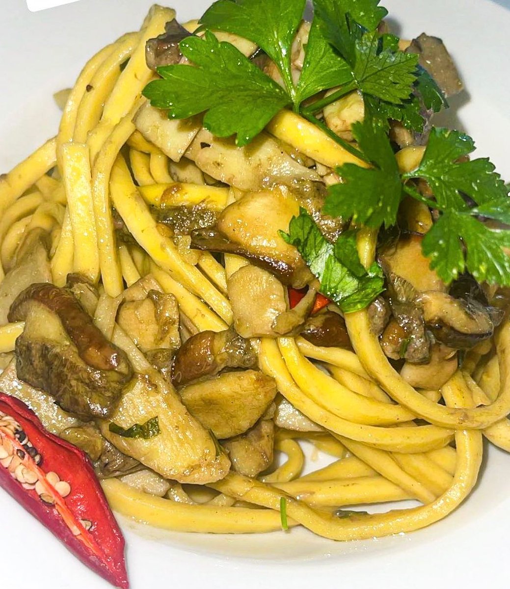 RainboxIT's tweet photo. Ti presentiamo la #box mista di #Ottobre 😍
📢 #Nduja di suino nero, castagne, funghi porcini, 
pecorino crotonese, in omaggio 2 bicchieri Amaro Silano
👉Per l’acquisto: https://t.co/g3mlMKn7hA

#RainboxShop #Calabria #ita #ricette #italianfood #food #Italia #Napoli #Roma #Torino https://t.co/lbGvdCTOBM
