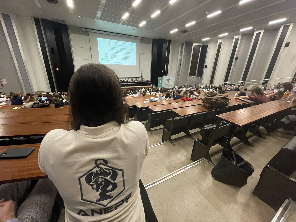 LauryBenoit's tweet photo. #AG_ANEPF | Clap de fin de l’AG de Septembre @Pharma_ANEPF 🗣

🗳Élection à la Task Force perspectives professionnelles de @claireblr et @JulienTome
Heureux de pouvoir travailler ensemble, et avec la commission, pour développer le #réseau et nos #positions 📚 https://t.co/r28Vc5oIWh
