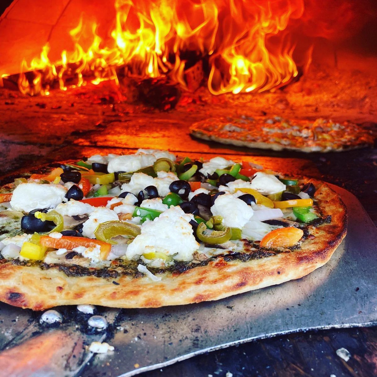SixPackBrew's tweet photo. Sundays are great for beer, pizza, football and live music, and today we’ve got them all! @wswoodfiredpizza is joining us from 1-6pm serving up delicious wood fired pizza. Plus, East Bay Roots is playing live from 3-7pm! Open 1-7 with the Patriots playing on the big screen at 1! https://t.co/b4pSbggTBy