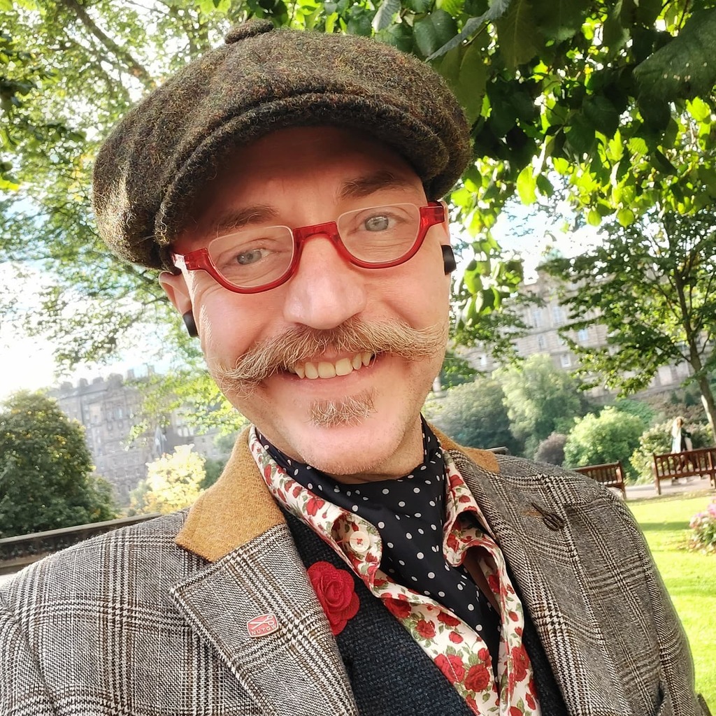 Look at his wee smiley face - despite heading into work on a Sunday morning. 😅
.
.
#ootd #ootdmenstyle #ootdmenswear #edinburgh #edinburghtailor #libertyprint #floralshirt #cravat #lapelflower #flatcap #tweed #menwithclassandstyle #menwithstyles #dandy #rakish