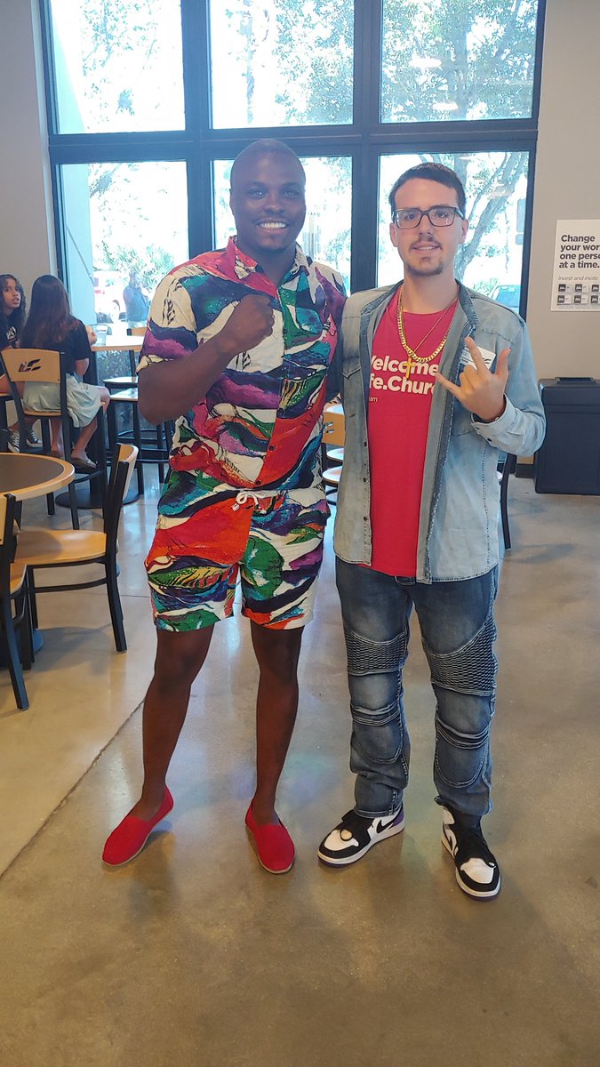 JoelBlood2's tweet photo. Great Message Series during at @lifechurch Wellington so I met the Boxer @KIDCHOCOLATE Peter Quillin is lit! Also came back with @Delonte_West13 the NBA Basketball player since best friends forever great to be Fall Sunday!! ๐ฅ๐ฅ๐ #peterquillin #delontewest #lifechurchwellington https://t.co/KZ7ZhMD63C