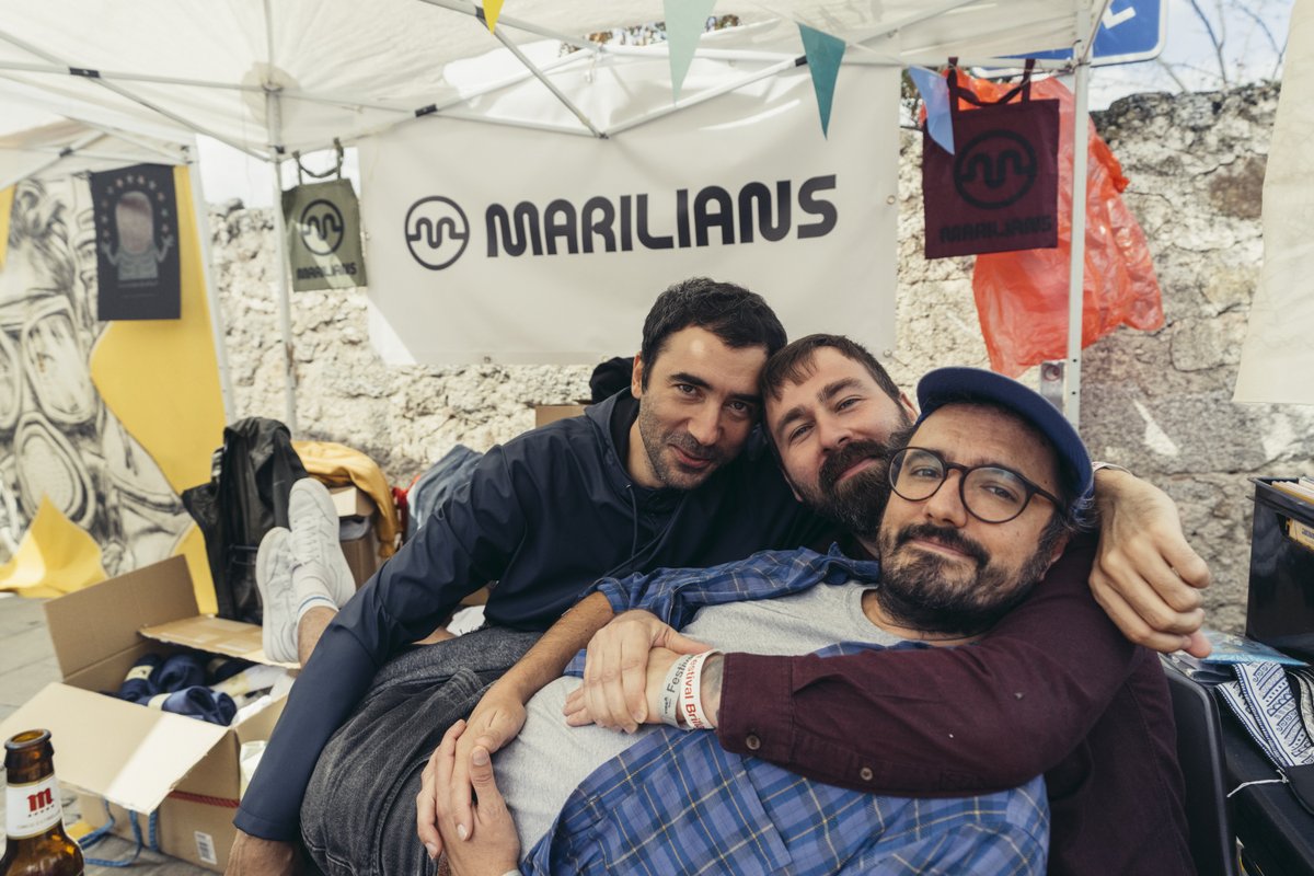 Las firmas de discos en el mercado con <a href="/DiscosBoraBora/">DiscosBoraBora</a> y <a href="/MariliansR/">Marilians Records</a> están siendo maravillosas.

⏳ En un ratito, la última ft. <a href="/rojuuaka/">roku</a>.
📸 En la foto, una de las primeras ft. Mujeres.