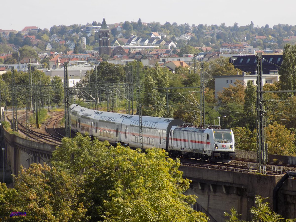 15Volt's tweet photo. #Stuttgart,
die #Intercity2 Garnitur mit der schöne 147 574-8 als IC 2160 von Nürnberg Hbf nach Karlsruhe Hbf über Ansbach und Stuttgart Hbf. Mit knapp 3 Minuten Verspätung überquert die IC2 Garnitur die #Rosensteinbrücke (#Eisenbahnbrücke) in S-Bad Cannstatt.🤩

#Bahn #DB #BR147 https://t.co/2WKx0hQKwk