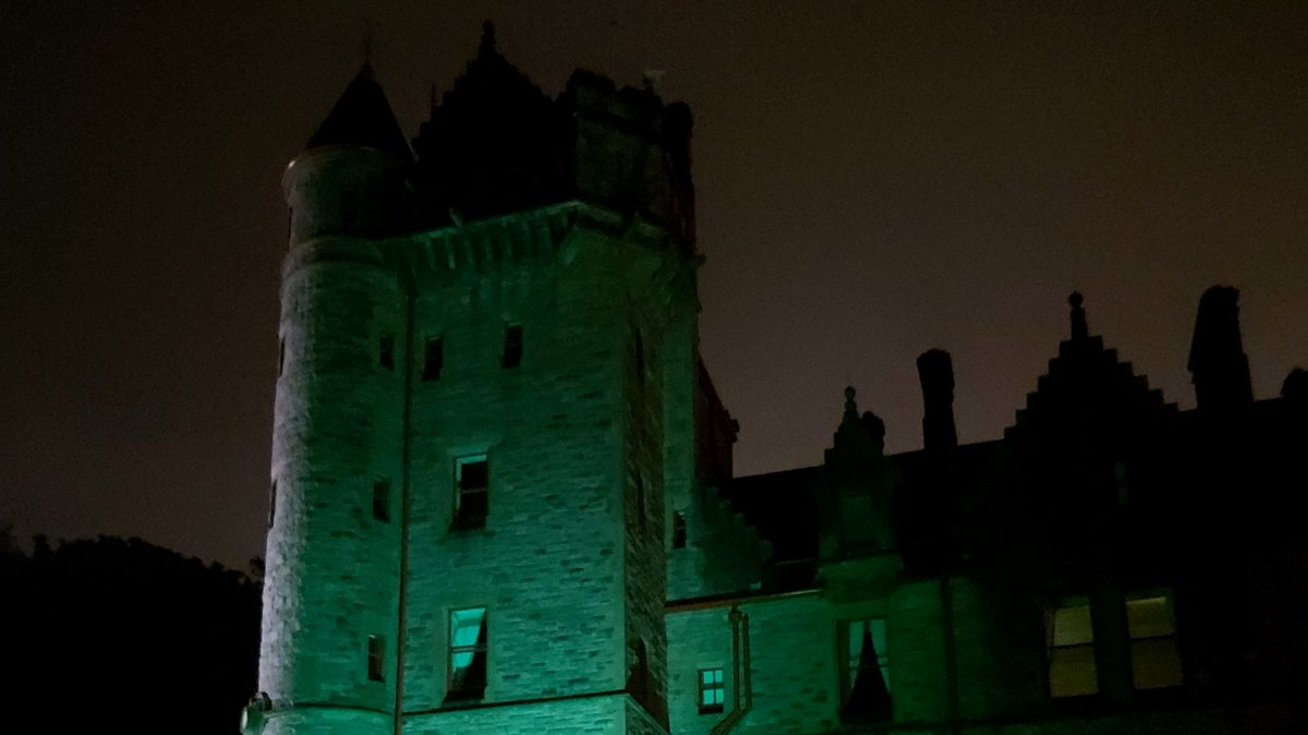 recycle_now's tweet photo. #BelfastCastle looking breath-taking in green for #RecycleWeek π Theyβre certainly stepping it up for the cause and we love to see it!
#Recycle #StepItUpForRecycleWeek #GreenForRecycleWeek #Belfast https://t.co/2ueC7hPizd