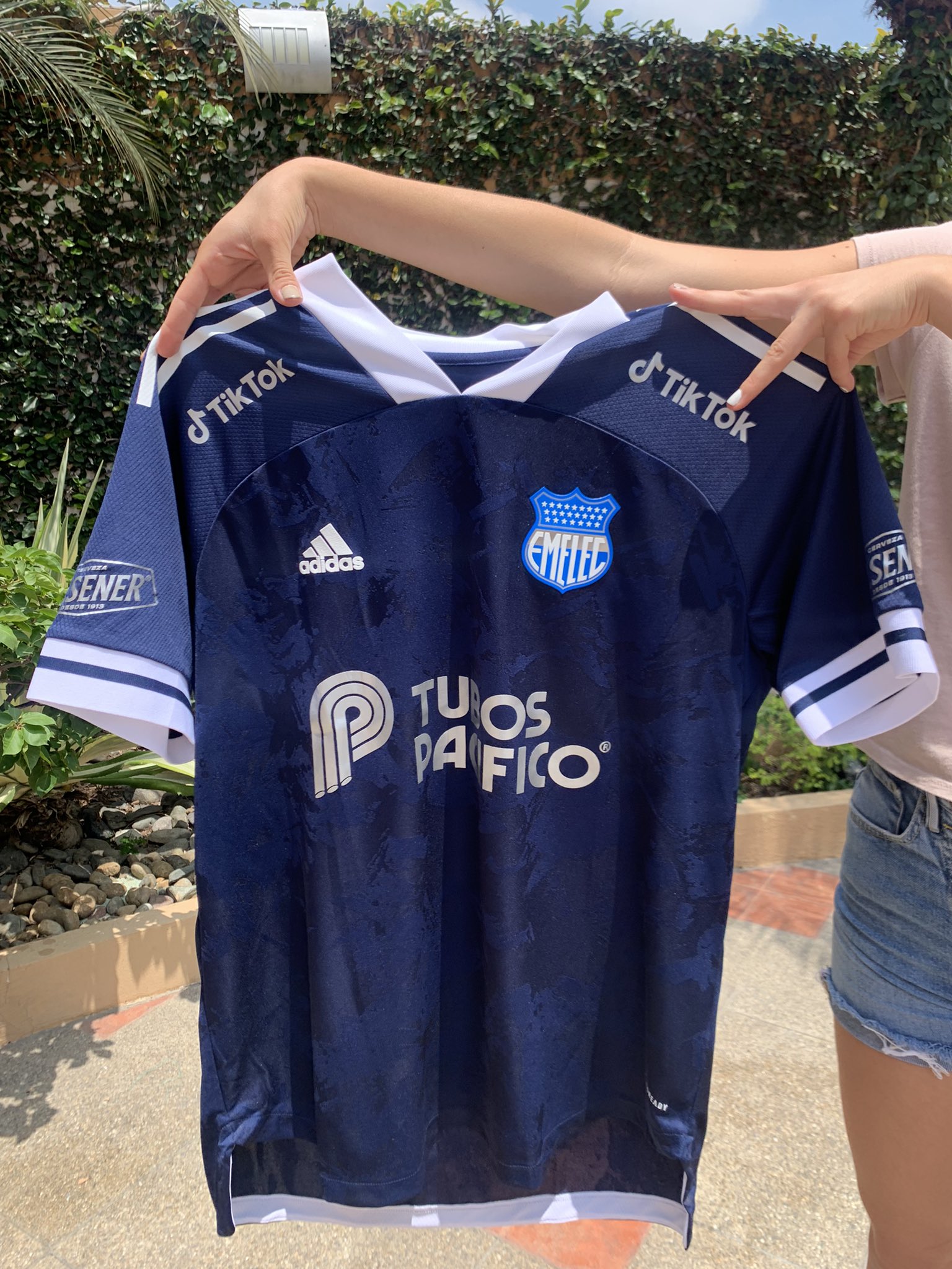 Rodolfo Baquerizo C в Twitter: „Preciosa la camiseta Emelec! @CSEmelec 💙 Mi favorita todas las camisetas que hemos sacado con ADIDAS. Cómoda, clásica, elegante. La tela deliciosa. Llena de detalles. Si