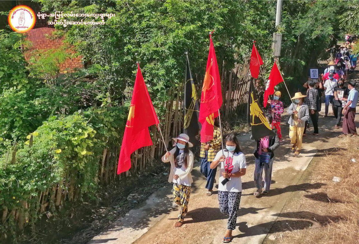 Myanmar_Now_Eng's tweet photo. Multiple villages in Monywa demonstrated today (Sep 26) to mark birthday of detained protest leader Wai Moe Naing and to show their opposition to Myanmar's military junta.

Wai Moe Naing, 26, has been charged with 10 counts including murder. 

Photos: CJ

#WhatsHappeningInMyanmar https://t.co/rY7P2Tc3EB