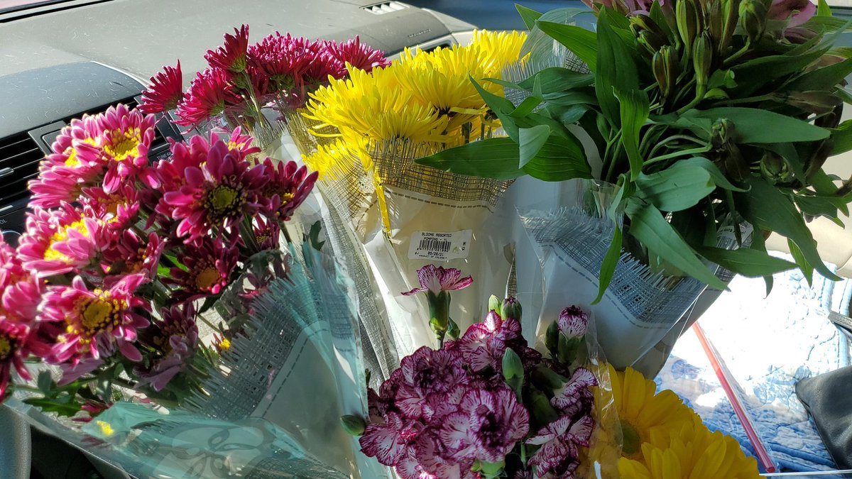 amy_k_sanders's tweet photo. Here's the before.  $30 of supermarket flowers from @HEB. Stay tuned... #NoWorkSunday https://t.co/nxk70JB6hR