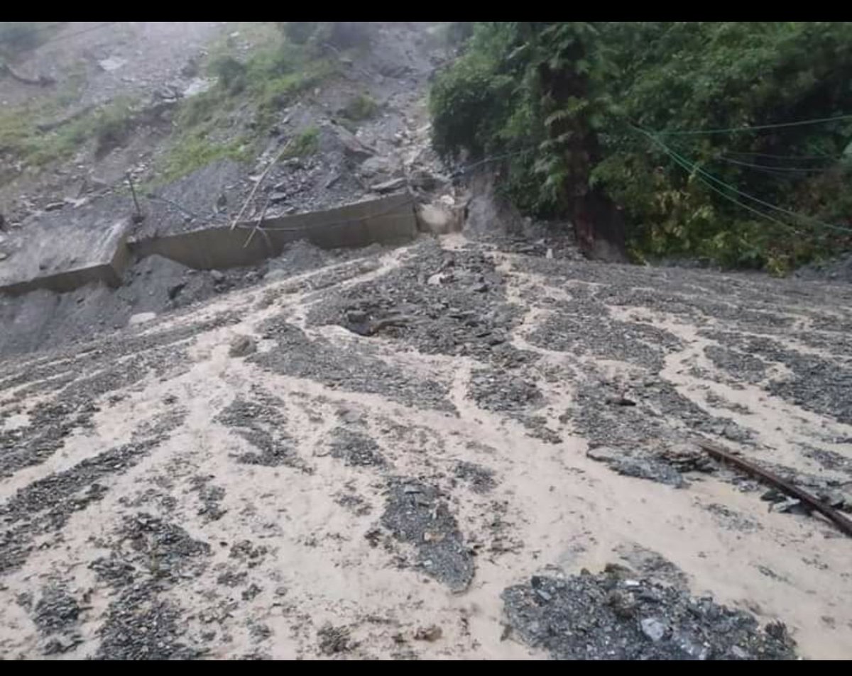 Kumudbs's tweet photo. NH 10 , the lifeline to Sikkim , always riddled with potholes. Never a smooth ride. @nitin_gadkari @RajuBistaBJP https://t.co/ECz3xtxTYc
