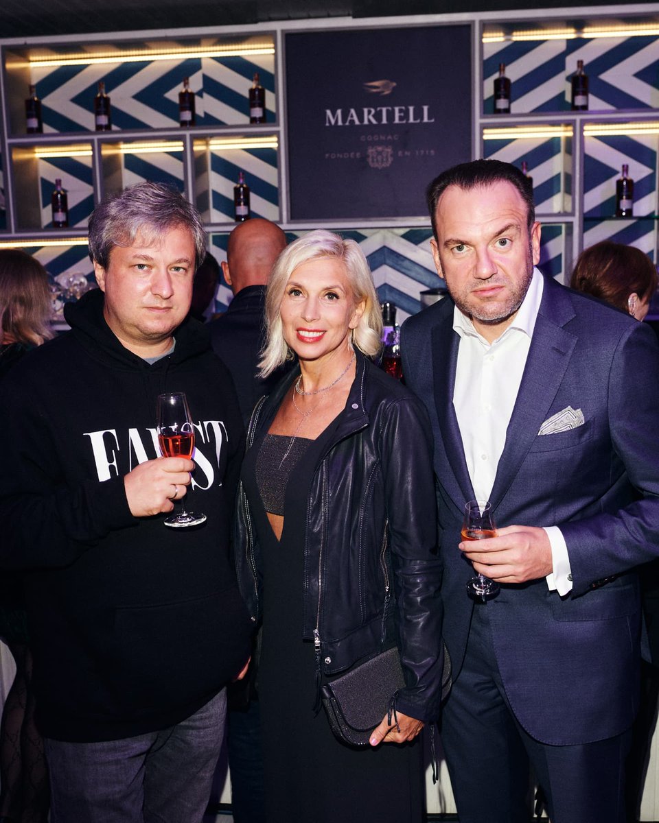 TheBoozeen's tweet photo. Ааа, угадайте от кого я в восторге здесь 🙈🥂 https://t.co/OFZCwj5cvc