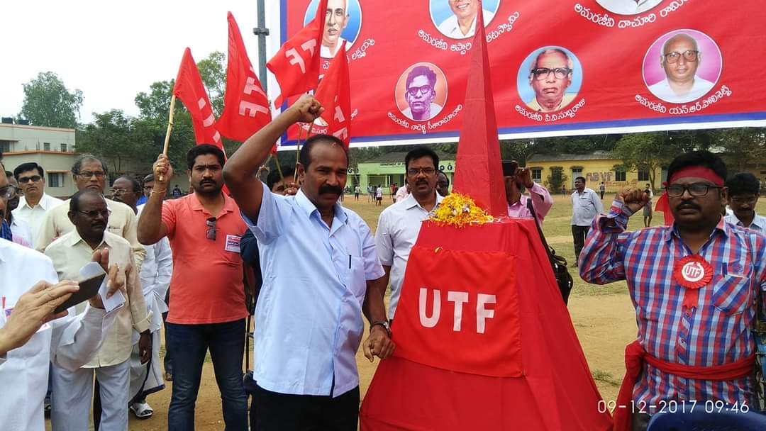 PRAKASHUTF's tweet image. ఉధ్యోగులు మహాసభలో 40సంవత్సరాలు ఉధ్యమ నేపద్యం ఉన్న నేత.పిడియప్ ఎమ్మెల్సీ కామ్రేడ్ ఐ.వెంకటేశ్వరరావు గారు ఎమీ మాట్లాడారు.
ప్రభుత్వం ప్రతినిధి మల్లాది విష్ణు ఎమ్మెల్యే కోపం.
మీరు ఇచ్చిన హామీలు నెరవేర్చండని గుర్తుచేసి ఎమ్మెల్సీ మీదా.? ఉధ్యోగులు మీద.??

youtu.be/mYzX4863iDU