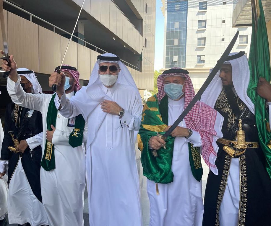 mininewsksa's tweet photo. احتفلت شركة سالم بالحمر القابضة بـ #اليوم_الوطني٩١ بحضور رئيس مجلس الادارة أ.سالم بالحمر و منسوبي المجموعة وسط تطبيق الاجراءات الاحترازية.
وقدم بالحمر التهنئة للقيادة الرشيدة بهذه المناسبة داعياً العلي أن يديم على بلادنا الأمن والأمان والعزة والتمكين .
#هى_لنا_دار_٩١ 
 @SBHGCO https://t.co/CyKmB97PIN