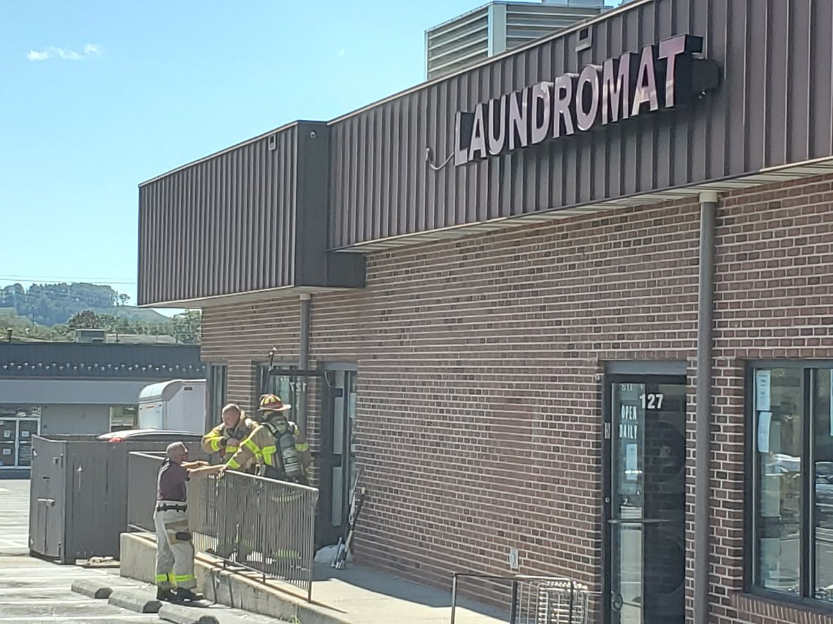 iamIanMunro's tweet image. HFD Chief @Tobia698 is on the scene. One man who was in the laundry said it seemed like lint from one of the dryers had caught fire.