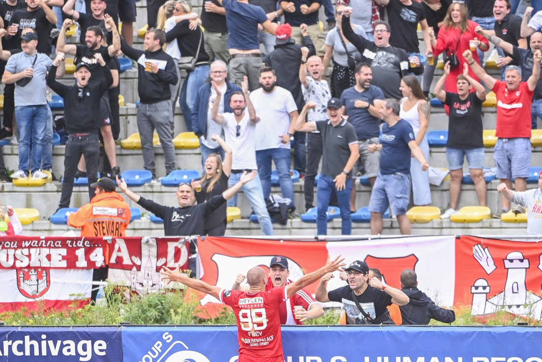 gva's tweet photo. Zo kan het ook: supporters van Antwerp en Union verbroederen na de match https://t.co/3v7Vpatx1o https://t.co/BBrllBIHc0