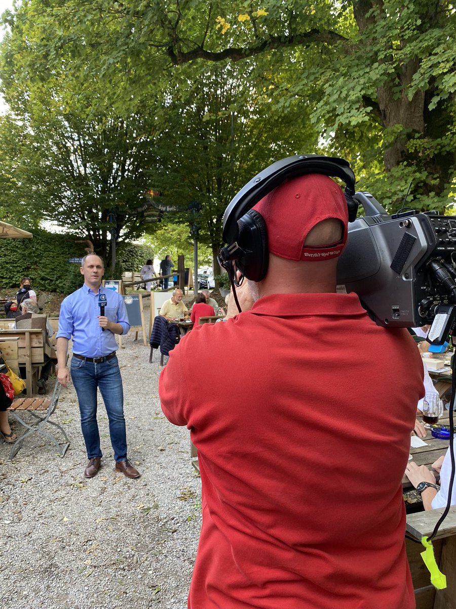 So spannend wie lang nicht mehr - und noch dazu war’s schwierig, sich zu entscheiden. <a href="/daetschmernet/">Jens Kuhn</a> live mit Eindrücken der Gäste im <a href="/Braeustueberl_M/">Bräustüberl Maxlrain</a> für <a href="/BR24/">BR24</a> und @ARD_Presse. #BTW21 #hieristbayern 

Mehr zum Wahlkrimi und den Folgen auch Mittwoch bei <a href="/BR_kontrovers/">Kontrovers</a>.