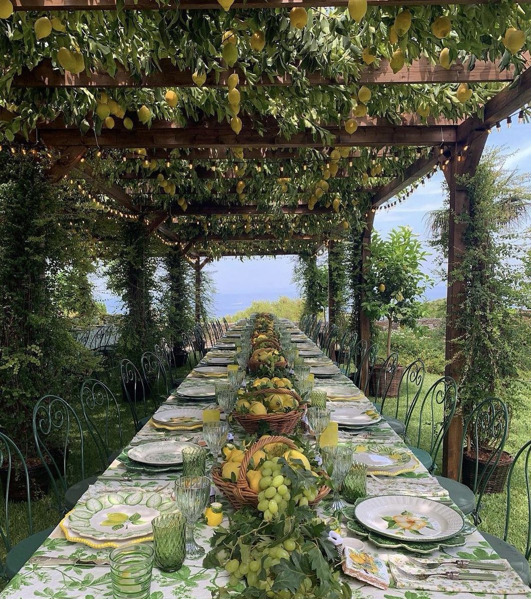 tmbIrpics's tweet photo. special family dinner in Capri 🇮🇹 https://t.co/WUjUL5yGjW